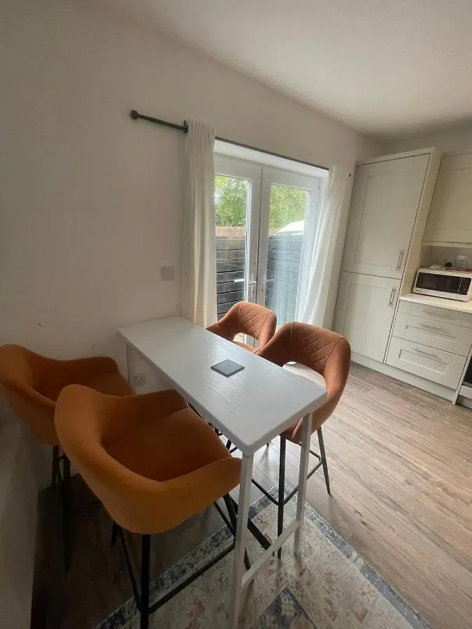 Luxury Cardiff Apartment With Free Parking, Free High-Speed Internet, Fully Equipped Kitchen 0*,  Egyesült Királyság